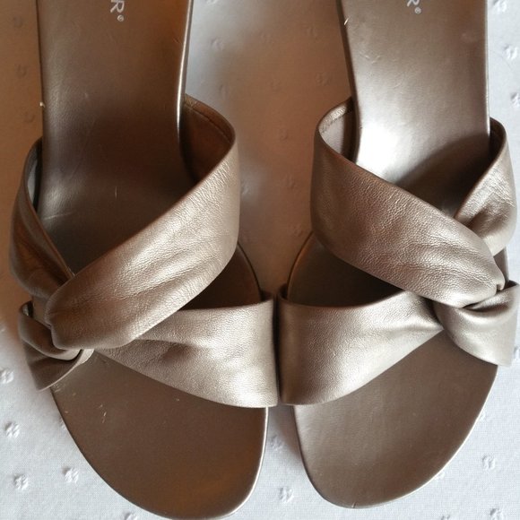 Liz Baker Flared Heel Leather Slip-On Sandal Soft Gold 7M NWT in Original Box - Picture 2 of 9